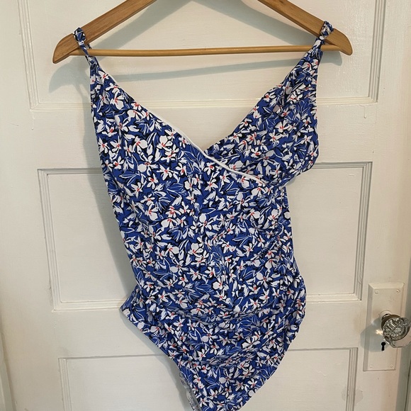 Blue and white floral maternity bathing suit - Picture 2 of 3